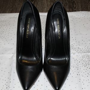 Black Pointed Pumps